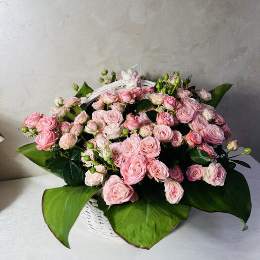 Корзина из 31 кустовых роз