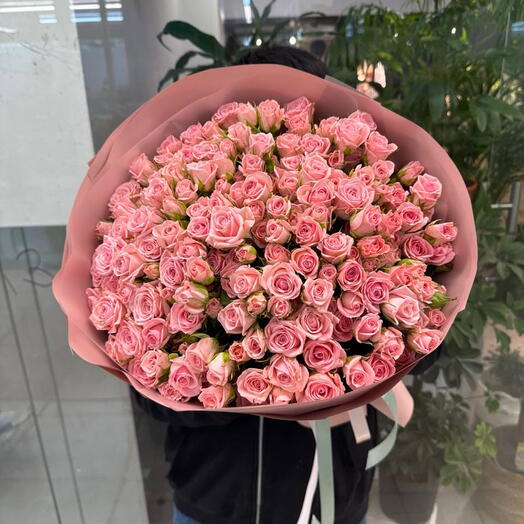 Букет из 39 розовых кустовых роз