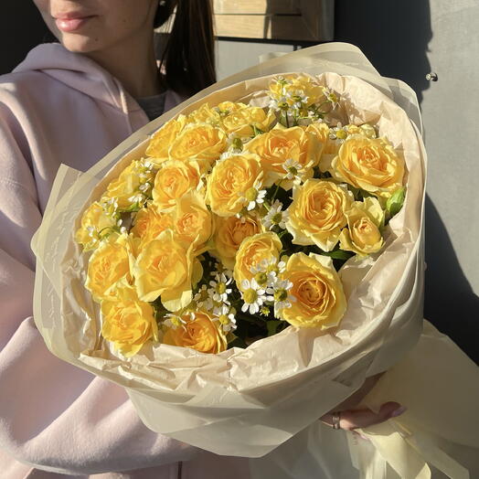 Букет из желтой кустовой розы