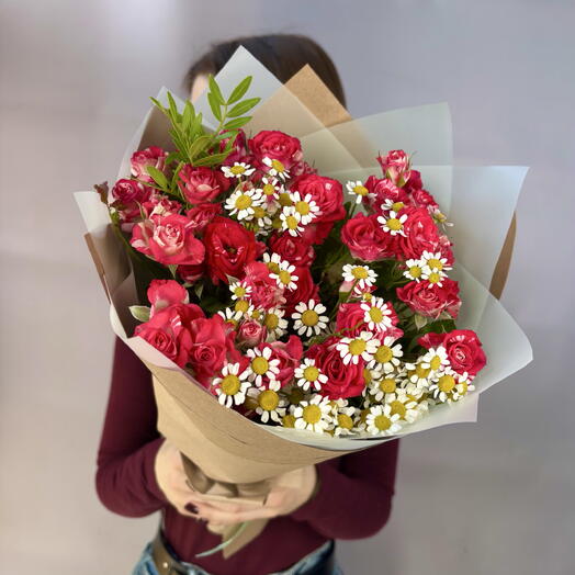 Букет из ярких кустовых роз и ромашек