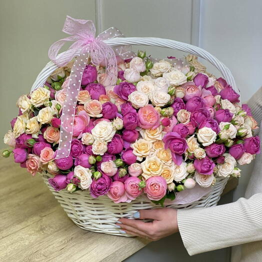 Корзина из 51 кустовой розы 🧚🏻♀️