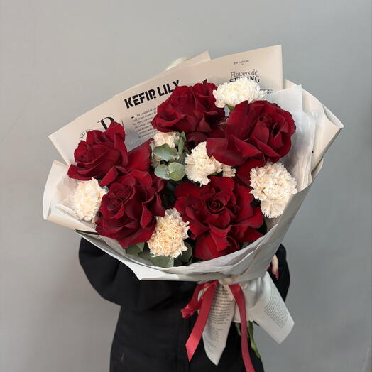 Ажурные красные розы с диантусами