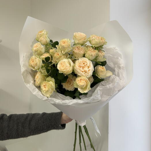 Кустовые розы кремовые, монобукет из 7 шт в упаковке