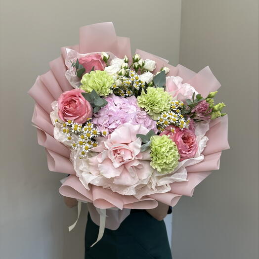 Розовый букет с пионовидными и ажурными розами, гортензией и танацетумом