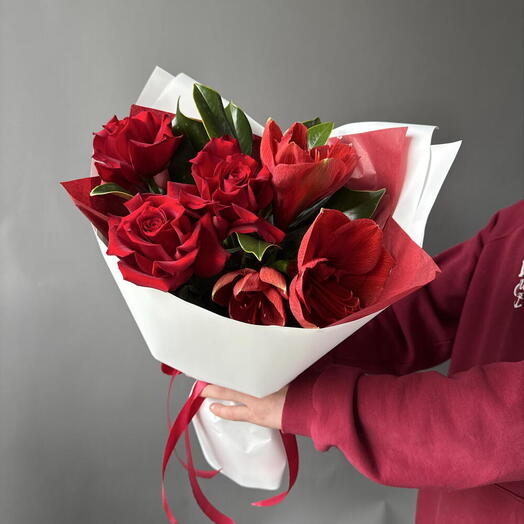 Букет «Red and love» с амариллисами, розами и магнолией