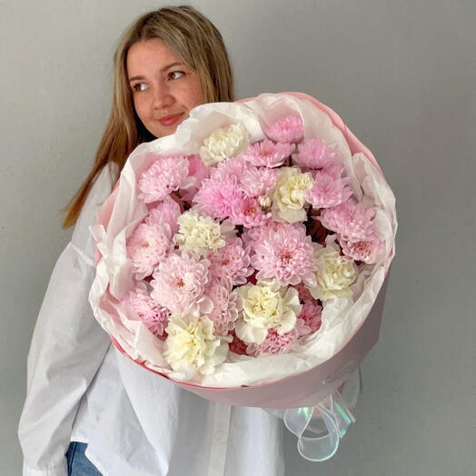 Воздушный букет из нежно-розовых хризантем и белых диантусов
