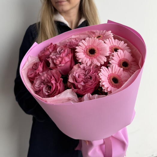 Bouquet of peony-shaped roses and mini Gerberas