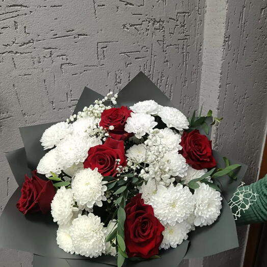 Праздничные ый букет с алой розой и белой хризантемой