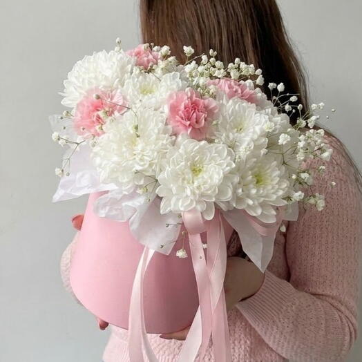 Нежная композиция в коробке с хризантемой, диантусами и гипсофилой🌸