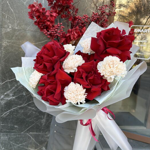 Красные ажурные розы и диантусы♥️