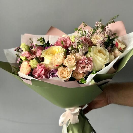 Ramo en tonos suaves con una rosa