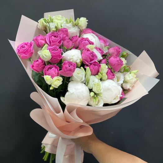 Ramo de peonía y rosas en forma de peonía