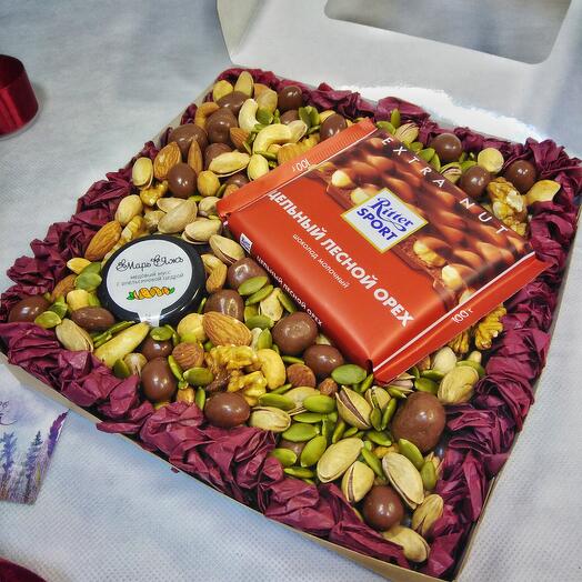 Caja de nueces, miel y chocolate