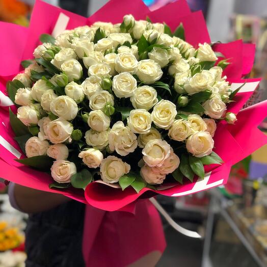 Bouquet of bushy white roses