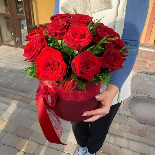 Красные розы в коробке