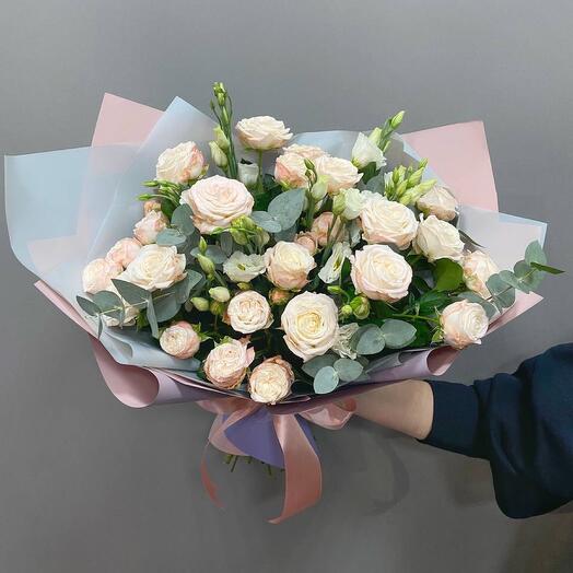 Mezcla de rosas arbustivas, eustoma y eucalipto