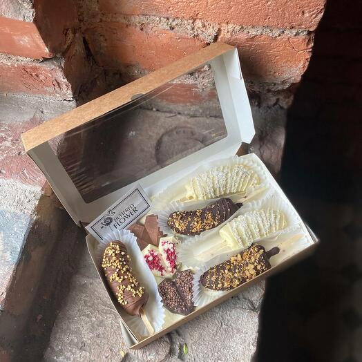 Композиция из шоколадных сердец и бананов покрытых бельгийским шоколадом в дизайнерской коробке "Skid Row"