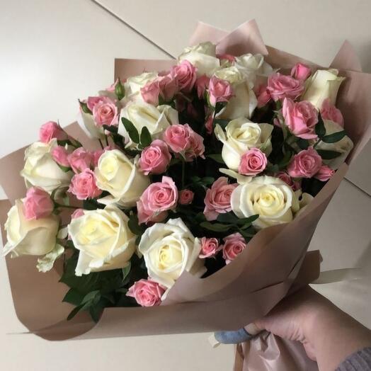 Ramo con rosas y rosas de arbusto