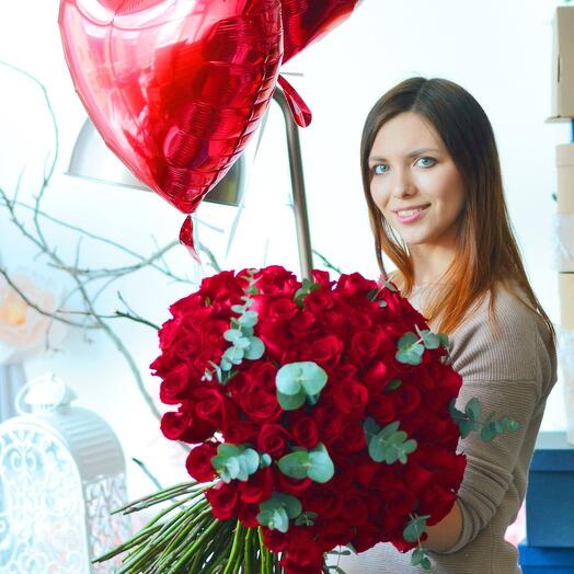 Bouquet of 101 roses in the shape of a heart and 3 balls