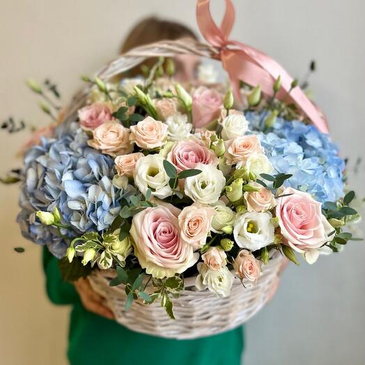 Cesta de rosas, hortensias y eustoma