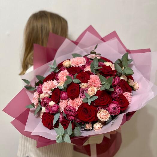 Ramo de rosas y claveles