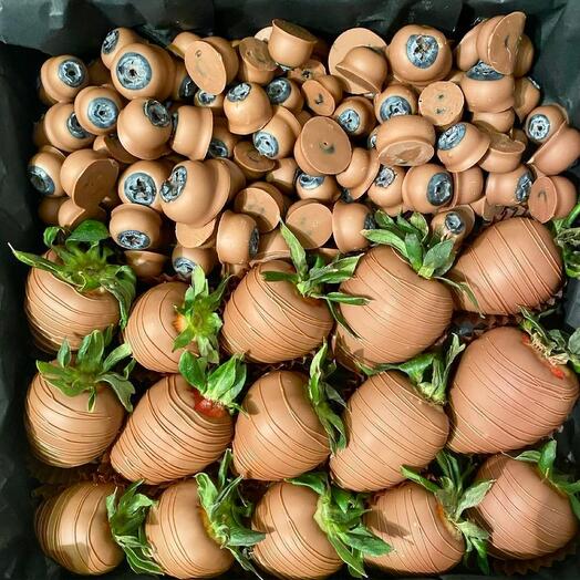 Клубника и голубика в шоколаде