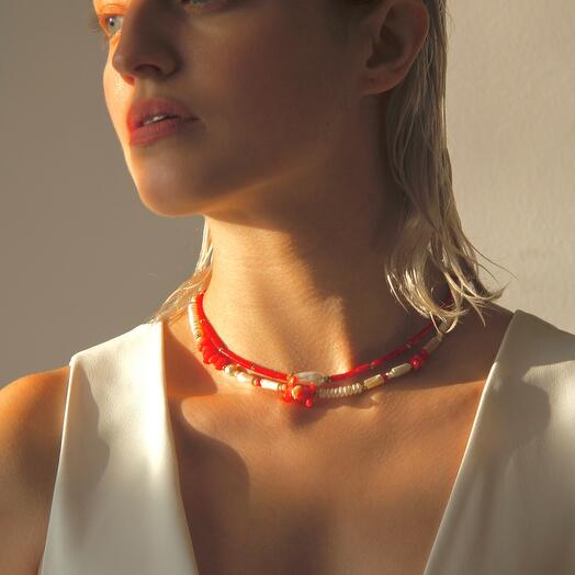 Choker made of pearls, mother of pearl with coral