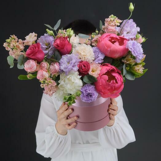 Hat box with peonies, eustoma and matthiola