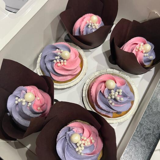 Cupcakes with pearl sprinkles