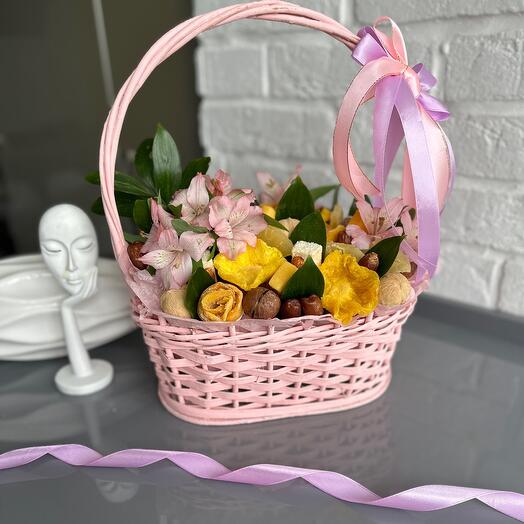 Корзина с сухофруктами и цветами