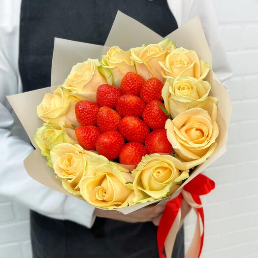 Букет кремовых роз и клубники от Flowerstorg N109