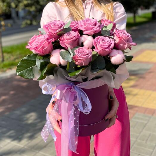 Композиция Роз и Мягкого Хлопка в Коробке