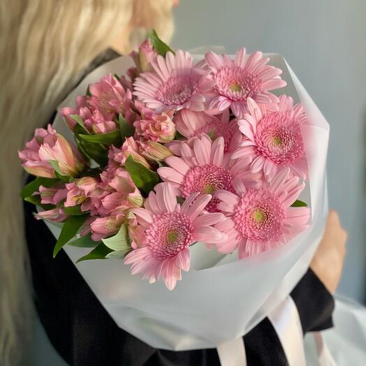 Розовый букет из гермини и альстромерий 💕