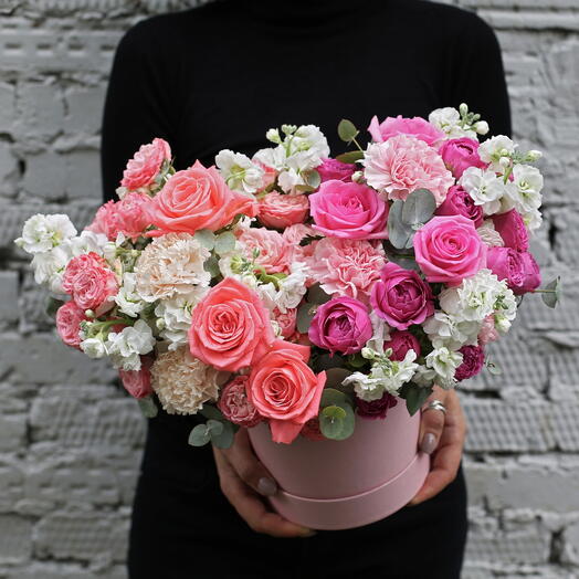 Box with roses, carnations and Mattioli "Touching confession"