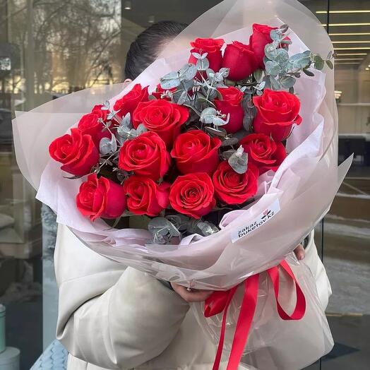 Букет "Ariel" из 17 голландских роз с эвкалиптом