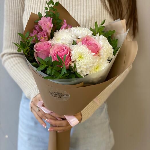 Delicado ramo con rosas en el paquete