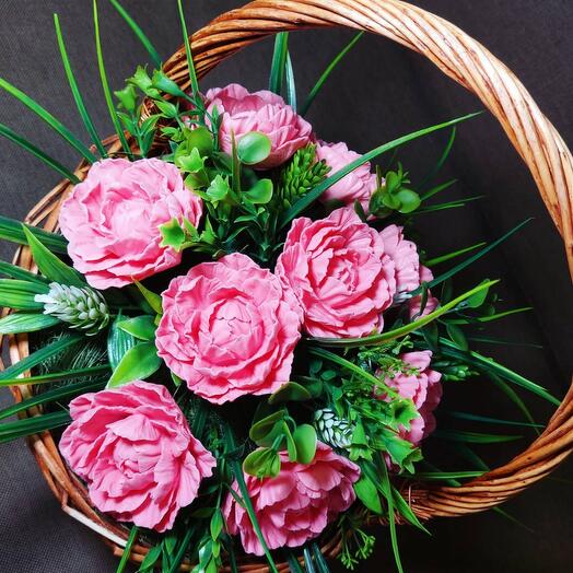 Большая корзина с мыльными пионами