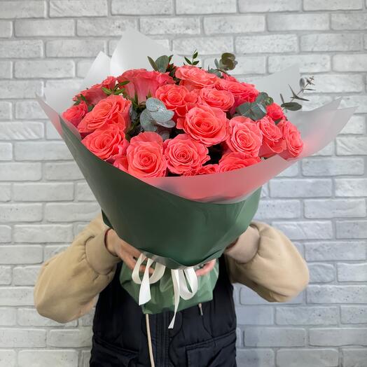 Букет из роз и эвкалипта