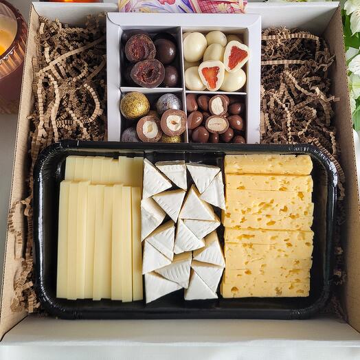 Набор с сыром и сладостями