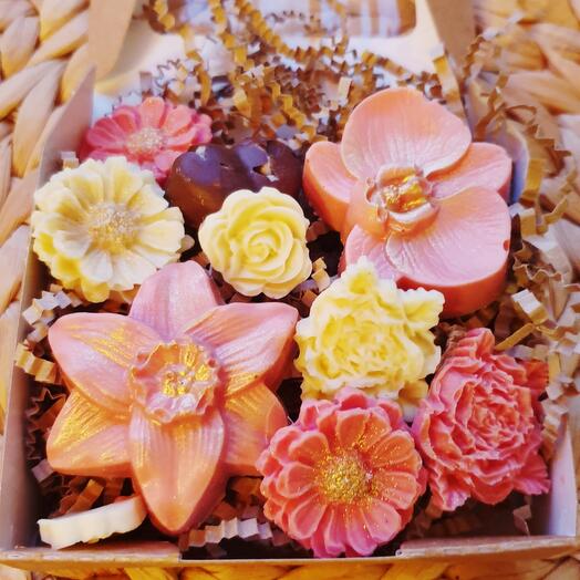 Набор шоколадных цветных цветов