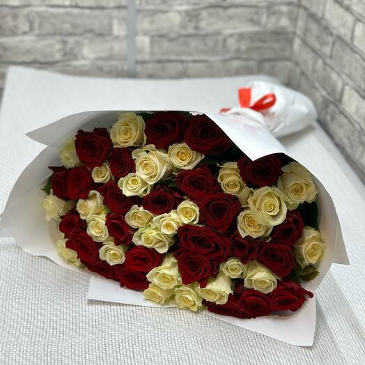 Mixed white and red roses