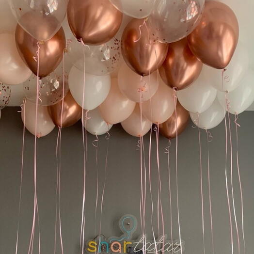 Globos de helio en el techo de oro rosa