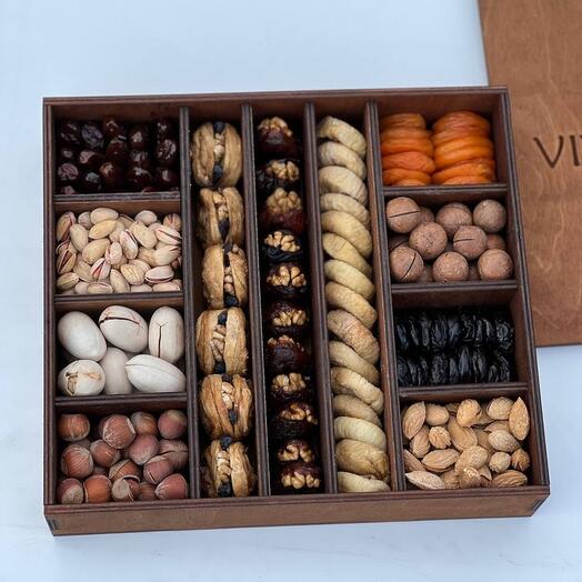 Бокс с орехами и сухофруктами