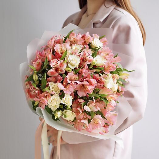 Rayos de sol de Primavera con rosa y alstroemeria