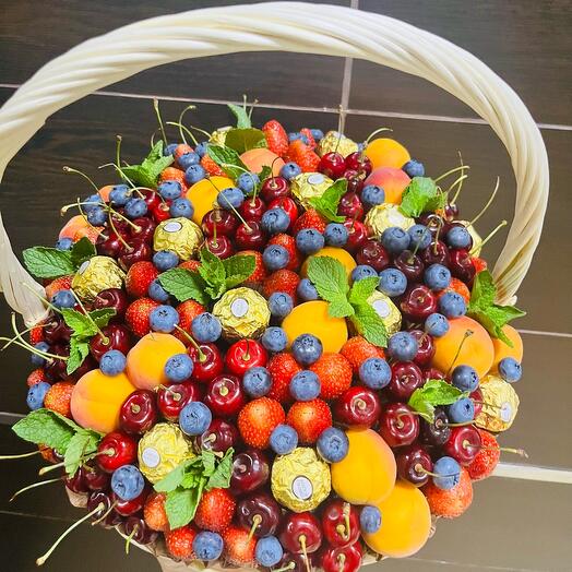 Ягодная корзина с клубникой, черешней и конфетами