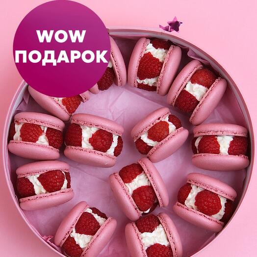 NEW! Праздничный бокс с ягодными макарон в подарок