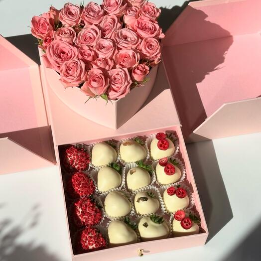 Цветы в шкатулке сердце с клубникой в шоколаде