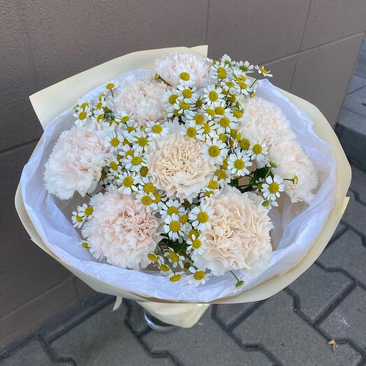 Buquê com cravos e tanacetum