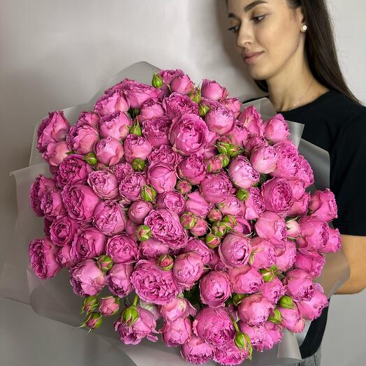Букет из 25 кустовых пион роз