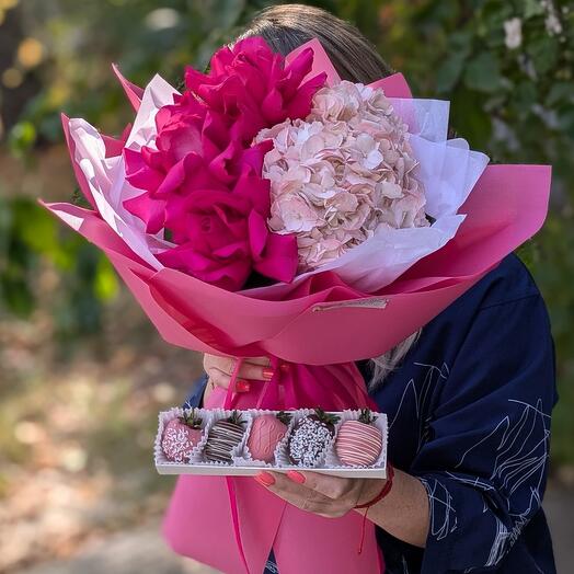 Сет "Малиновое чудо": букет из гортензии и роз + клубника в шоколаде